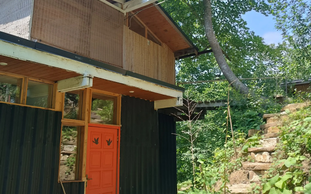 Uedinennoye v Tsentre Sochi Bungalow