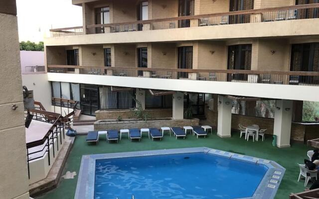 Gaddis Hotel, Suites and Apartments
