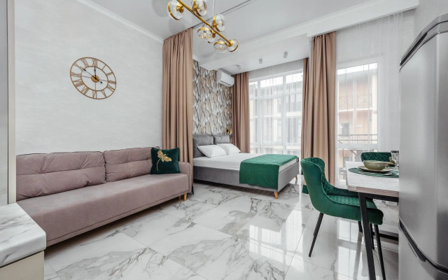 V Siriuse, studiya Flat