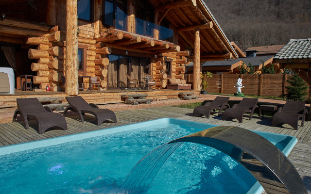 Kedr 750, 6 spalen, 15 gostej s Bassejnom i Banej Chalet