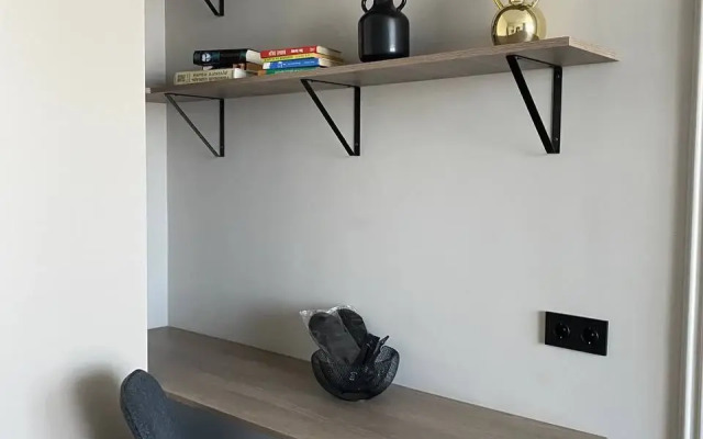 Knaypkhoff Ryadom S Rybnoy Derevney Flat