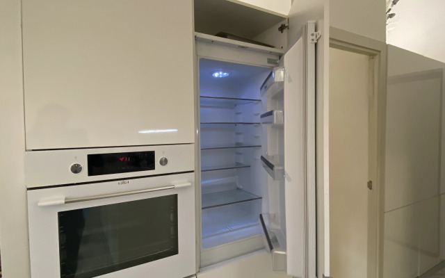 Апартаменты в современном стиле с камином