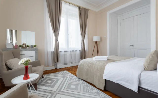 Apartments Uluchshennye S Dvumya Spalnyami I Balkonom