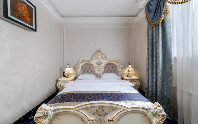 Men'K Kings Hotel