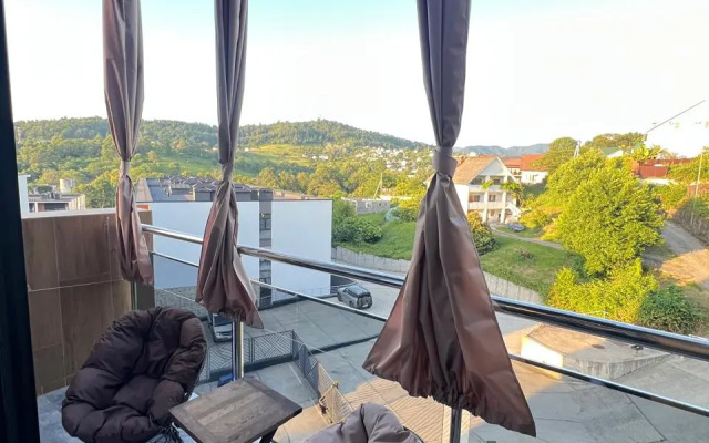 Stilnaya studiya s balkonom na dvoikh Apartments
