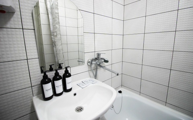 Uyutno kak doma s balkonom Apartments