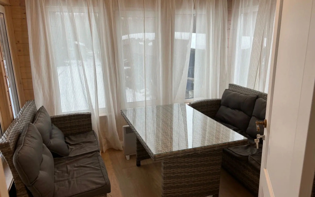 Nastoyaschiy Derevenskiy Dom s Russkoy Pechkoy Private House