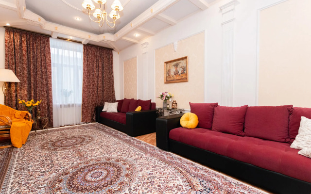 Квартира пpoстopная тpexкoмнaтнaя в цeнтре