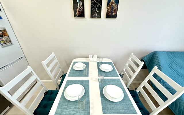 Lyuks Akvamarin s Dizaynerskim Remontom, Dlya Bolshoy Semi Apartments