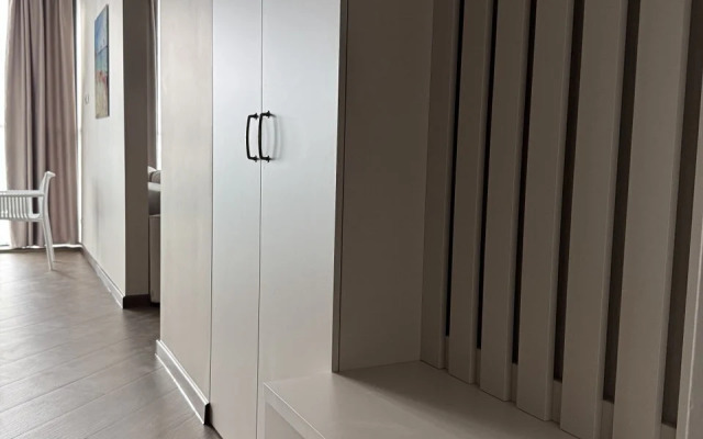 Na Pervoy Linii Poberezhyya Baltiyskogo Morya Flat