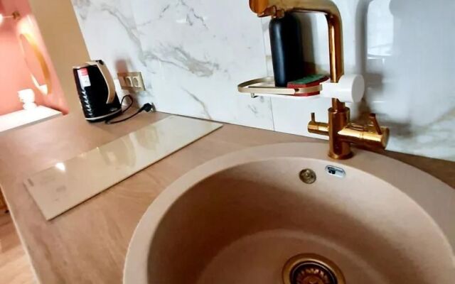 Gold Studio Flat