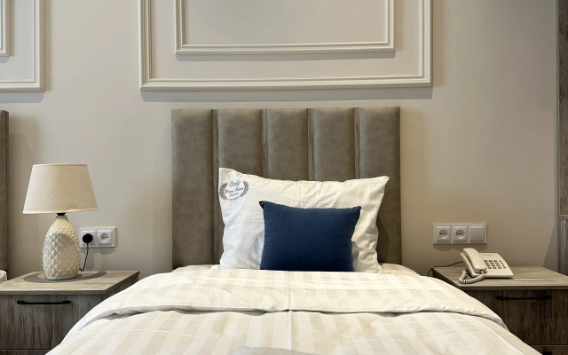 Hotel Emily Grand Palace