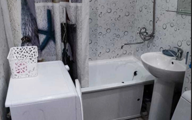 Na 1m Etazhe Zhdet Gostey Apartments