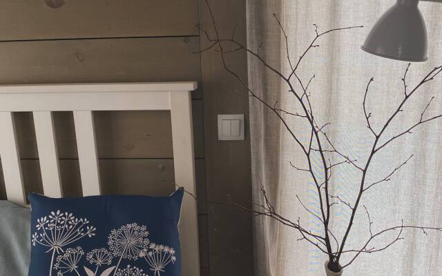 Atmosfernyy s kaminom okolo lesa Dacha.Les Guest house