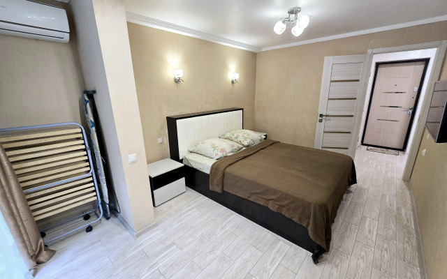 Prostornaya S Basseynom Vo Dvore Flat