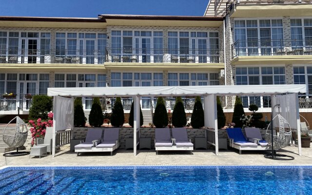 Cromwell White Hotel