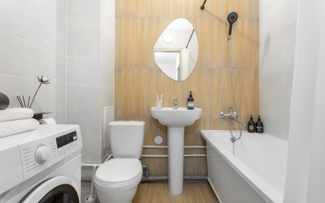 Yevro-2 Nevskaya Laguna na naberezhnoy Nevy u metro ryadom s Vantovym mostom i parkovkoy Flat
