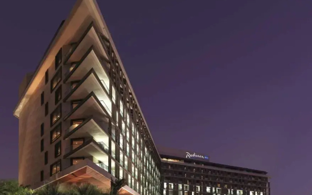 Yas Plaza Mangroves by IHG