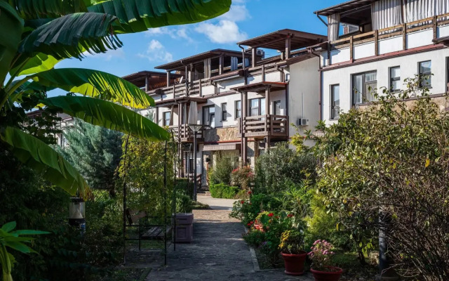 Red Apartments Mandarin Lichi Apartments