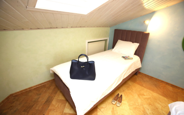Dlya 8mi Gostey Nevsky 5 Apartment