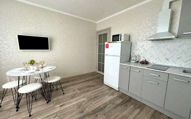 Eustoma, Ryadom s TTS Kristall Apartments