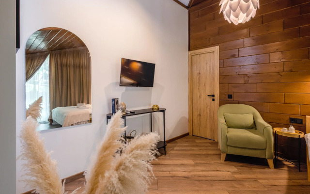 Частный дом у сквера в центре Поляны