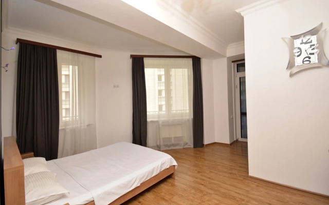 Trekhkomnatnaya Prostornaya na Severnom Prospekte, Hh556 Flat