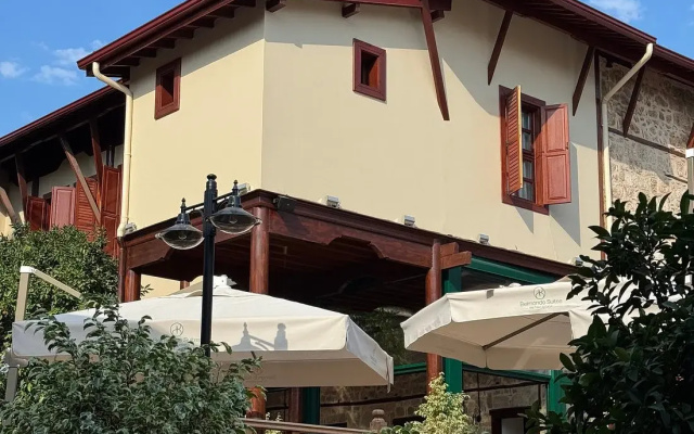 Belmondo Suites