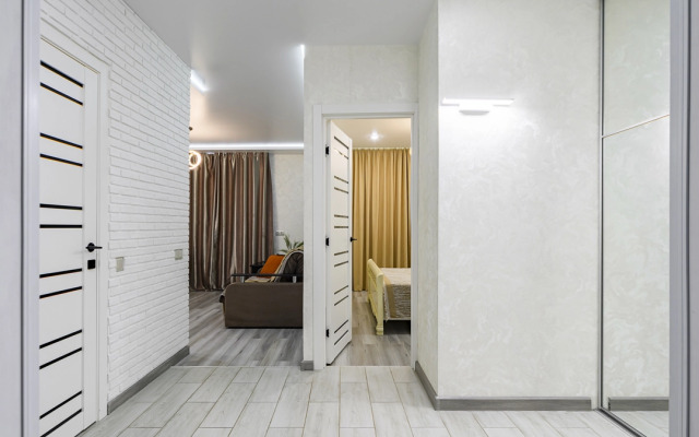 Квартира с Просторной Лоджией с Витражным Остеклением