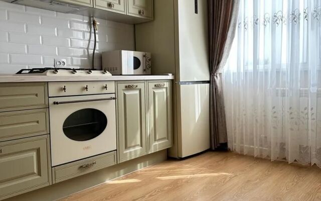 Na Chkalova 37 S Vidom Na Gory Apartment