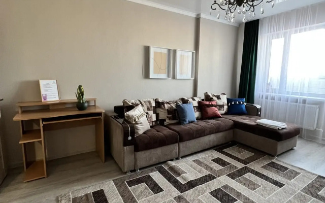 Prevoskhodnaya Trekhkomnatnaya Kvartira na Yugo-Vostoke Flat
