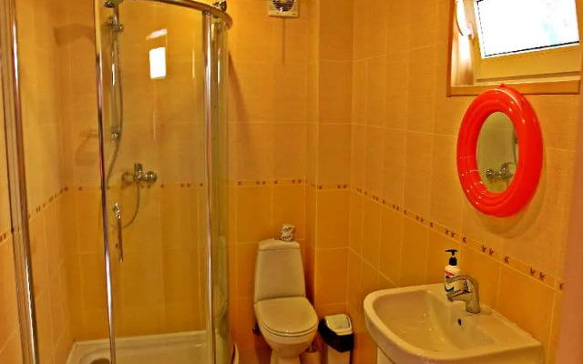 Uyutnaya Studiya V Chastnom Sektore S Parkovkoy Private house