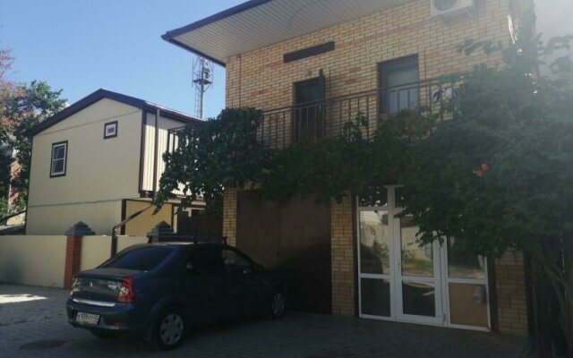 Na Uyutnoy 10 Guest House