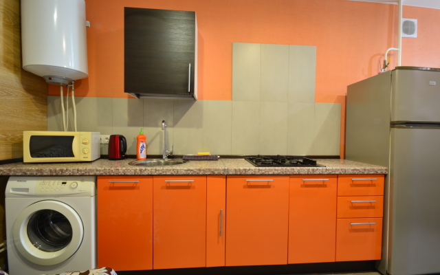 Na Naberezhnoy Na 9 Chelovek Flat