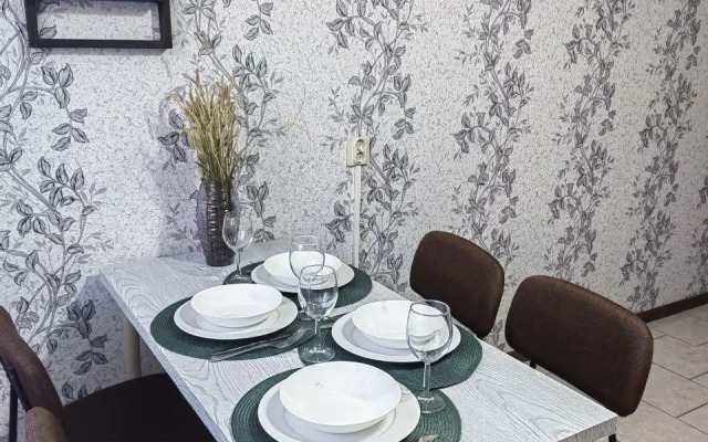 Bolshaya Uyutnaya Dvukhkomnatnaya Kvartira Flat