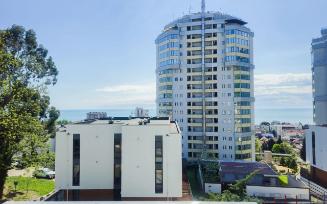 Квартира светлая студия с видом на море и балконом с бассейном на территории