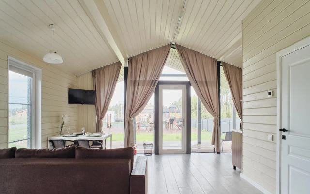 Частный дом с сауной, детской и спортивной площадкой