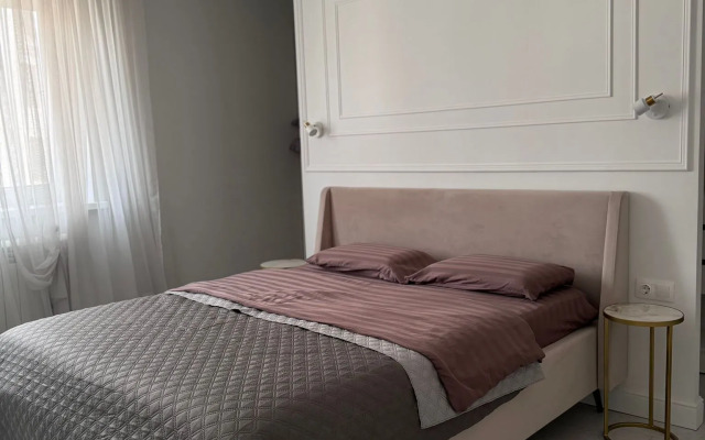 Prostornaya Nedaleko Ot Tsentra S Parkovkoy Flat