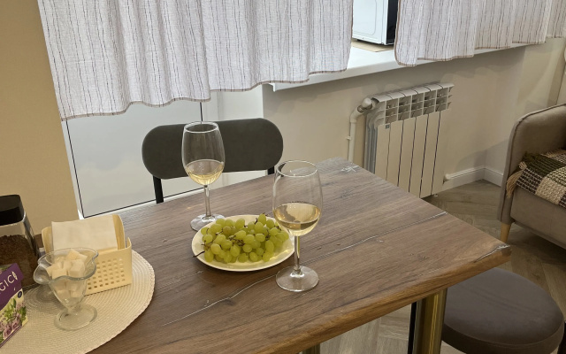 Kvartira na pervom etaze s oknami na parkovku