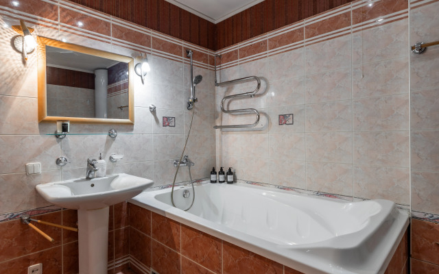 Prostornye Ryadom S Ploschadyyu Pobedy Apartments