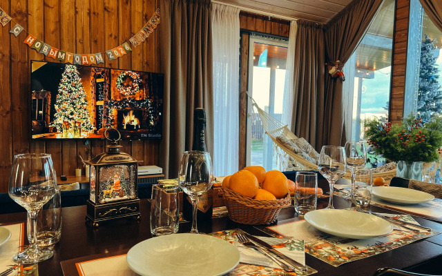 Частный дом с панорамными окнами с выходом на террасу и баней на дровах