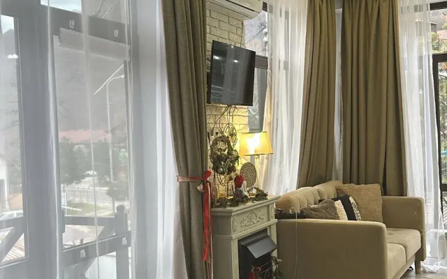 Stilnaya Solnechnaya na Plotinnoy 2Flat