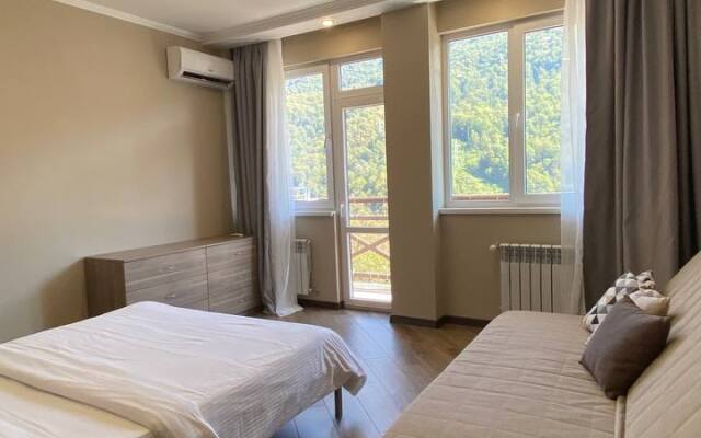 S Balkonom U Podnozhiya Khrebta Aibga Apartments