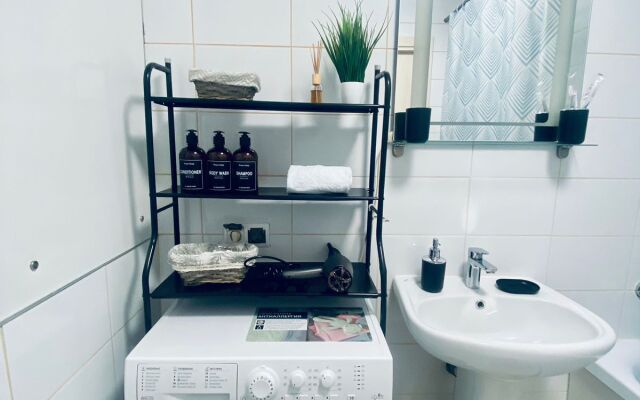 u metro 3h komnatnye Semeynye Apartments