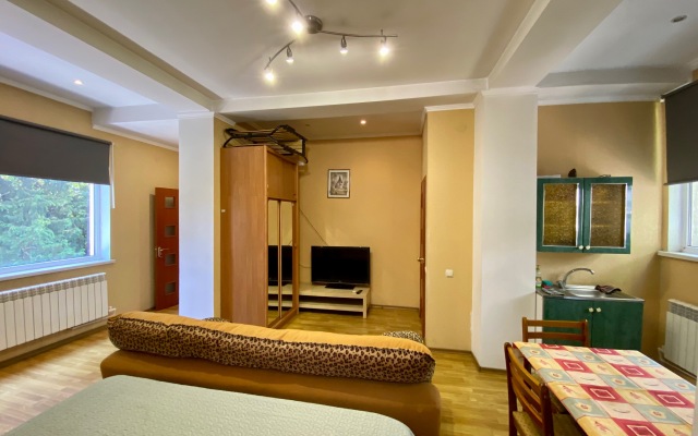 Апартаменты Статус на Кирова 10 в Ялте 2