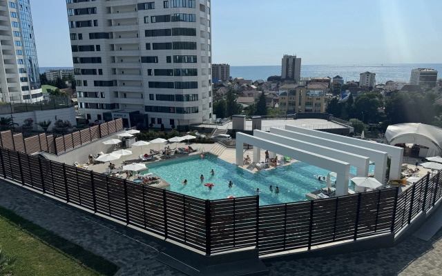 Uyutnye  MorskayaSimfonya-2 s balkonom, vannoj, bassejnom na territorii ZhK Apartament