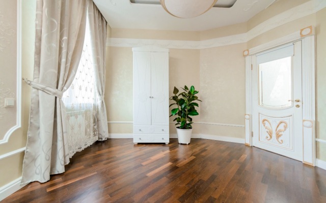 Versal'. Dvuhetazhnaya 6K na Kutuzovskom Flat
