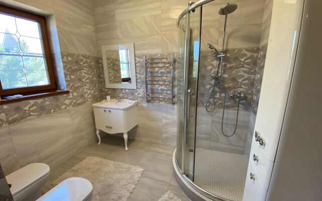 V Kedrovoy Rosche Guest House