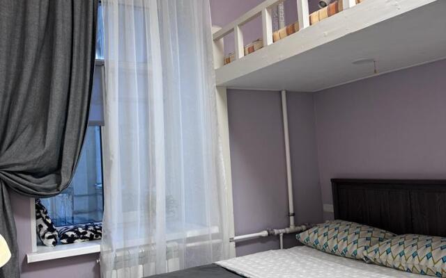 Studiya v Tsentre na Fontanke dlya Troikh Flat