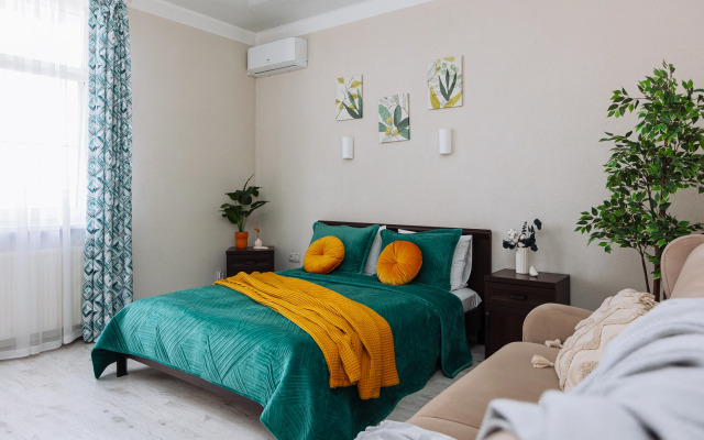 Dushevnaya, uyutnaya v parke na beregu ozera Flat